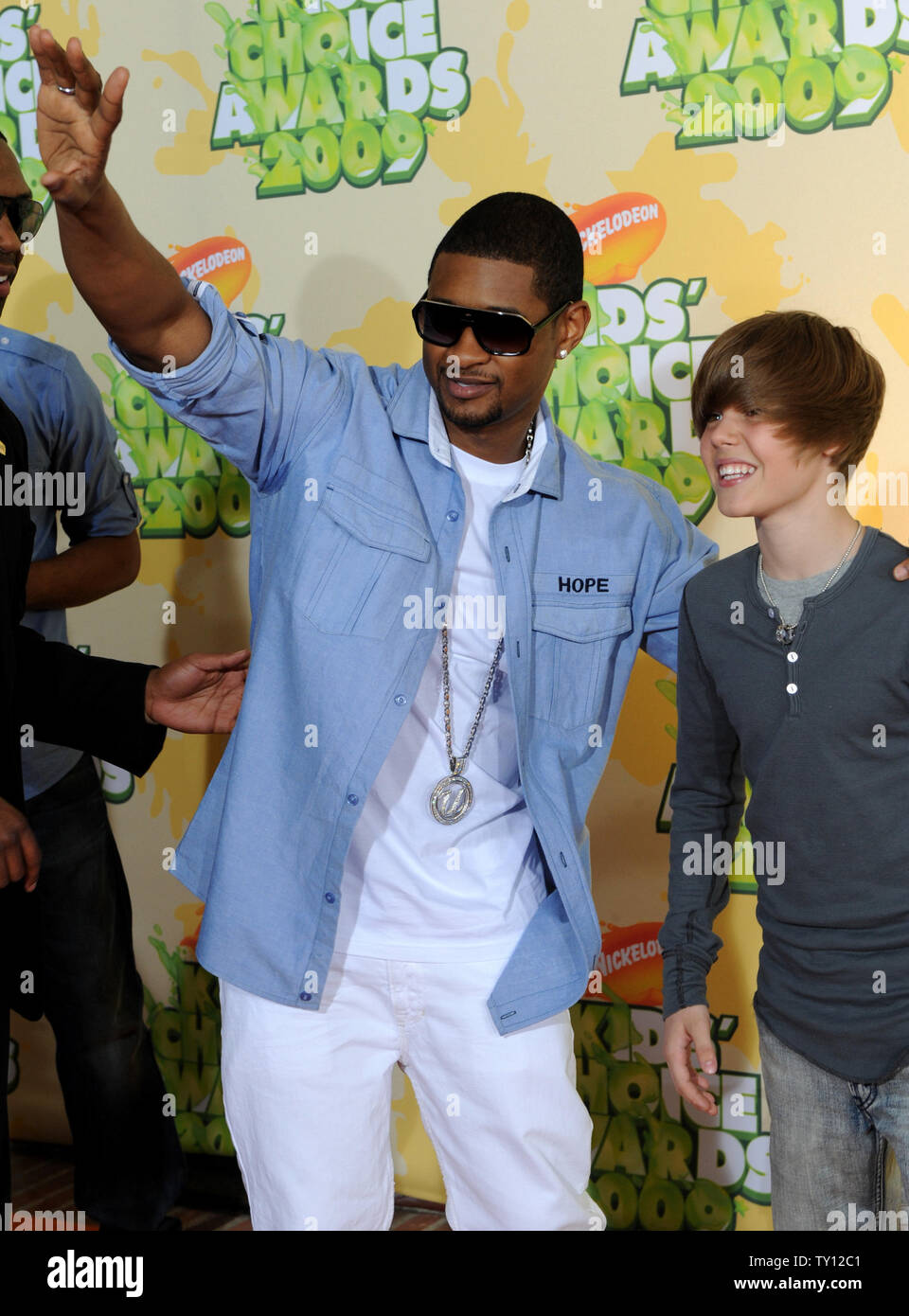 musicians-usher-l-and-justin-bieber-arrive-at-the-22nd-annual-kids