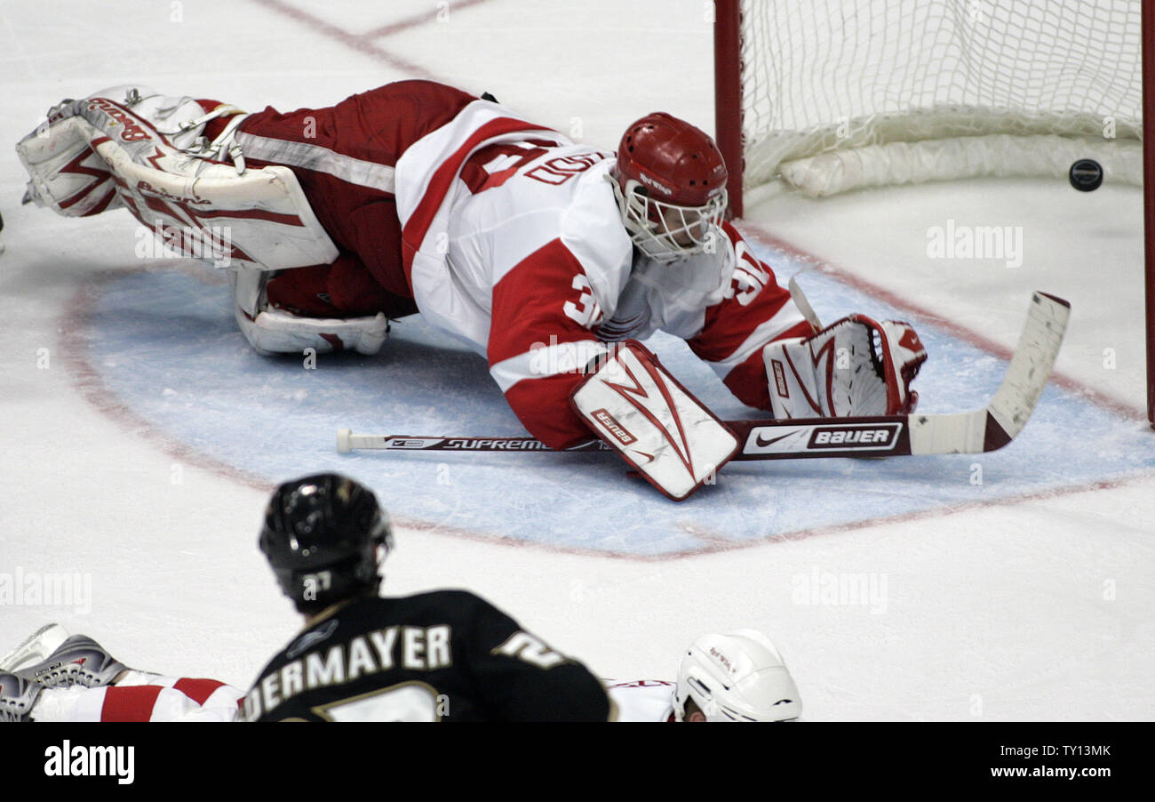 Detroit Red Wings goalie Chris Osgood makes a save in the second period of  Game 4 of the NHL Western Conference semifinals against the Anaheim Ducks  at the Honda Center in Anaheim