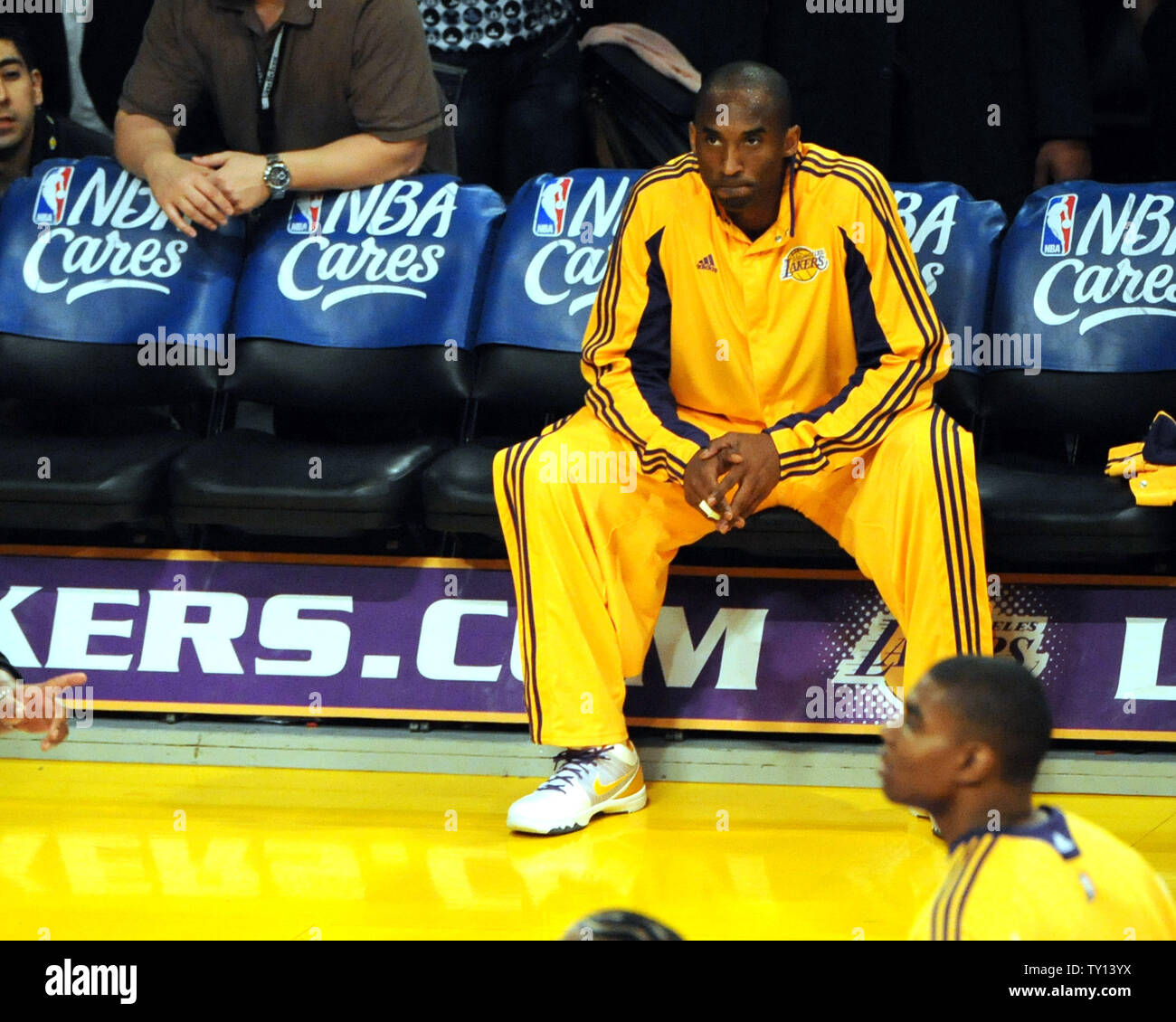 Lakers bench was dancing and yelling whoop that trick before the gam