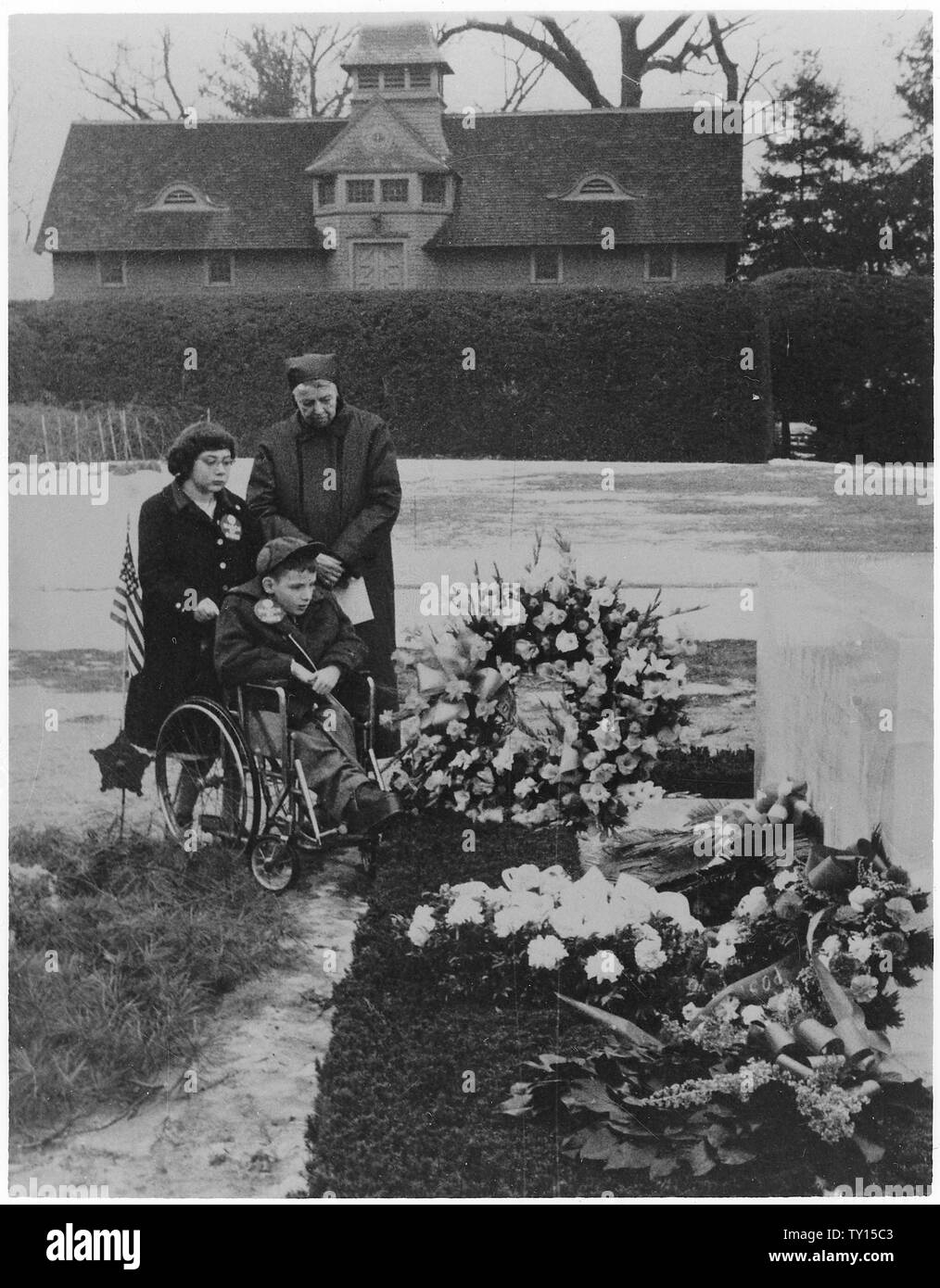 Eleanor Roosevelt at Franklin D. Roosevelt gravesite in Hyde Park Stock Photo