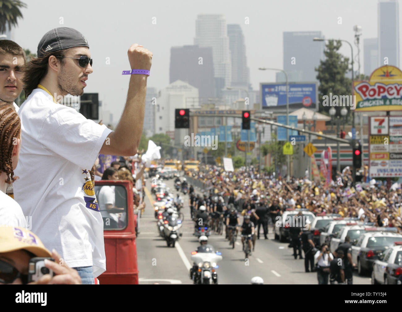Los Angeles Lakers'  Sasha Vujacic waves to fans from the bus as the Lakers celebrates their 15th NBA championship with a parade from Staples Center to a rally at the Los Angeles Coliseum on June 17, 2009. (UPI Photo/Lori Shepler) Stock Photo
