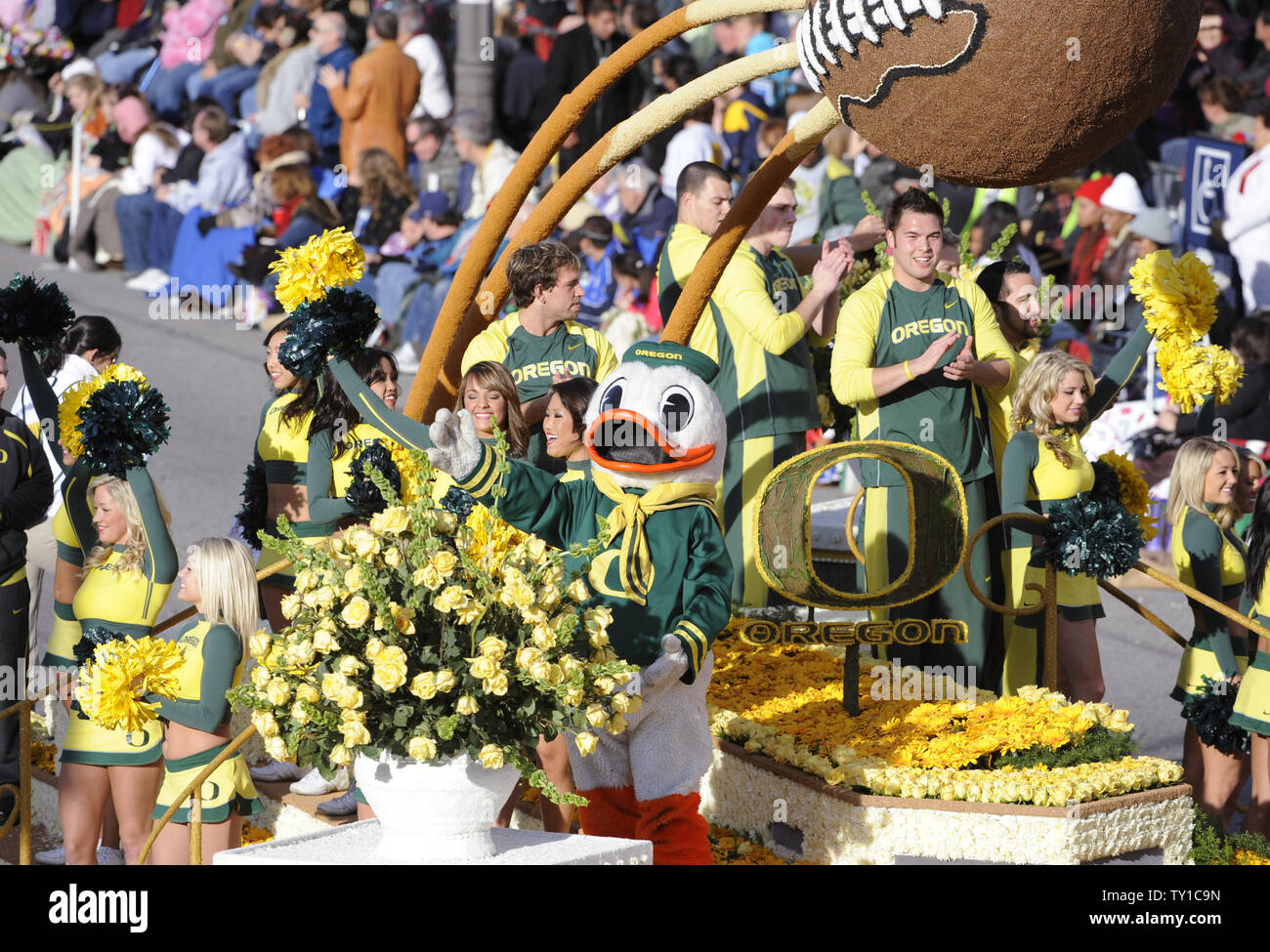 Oregon Rose Float The University of Oregon float is seen in the 121st Rose Parade in ...