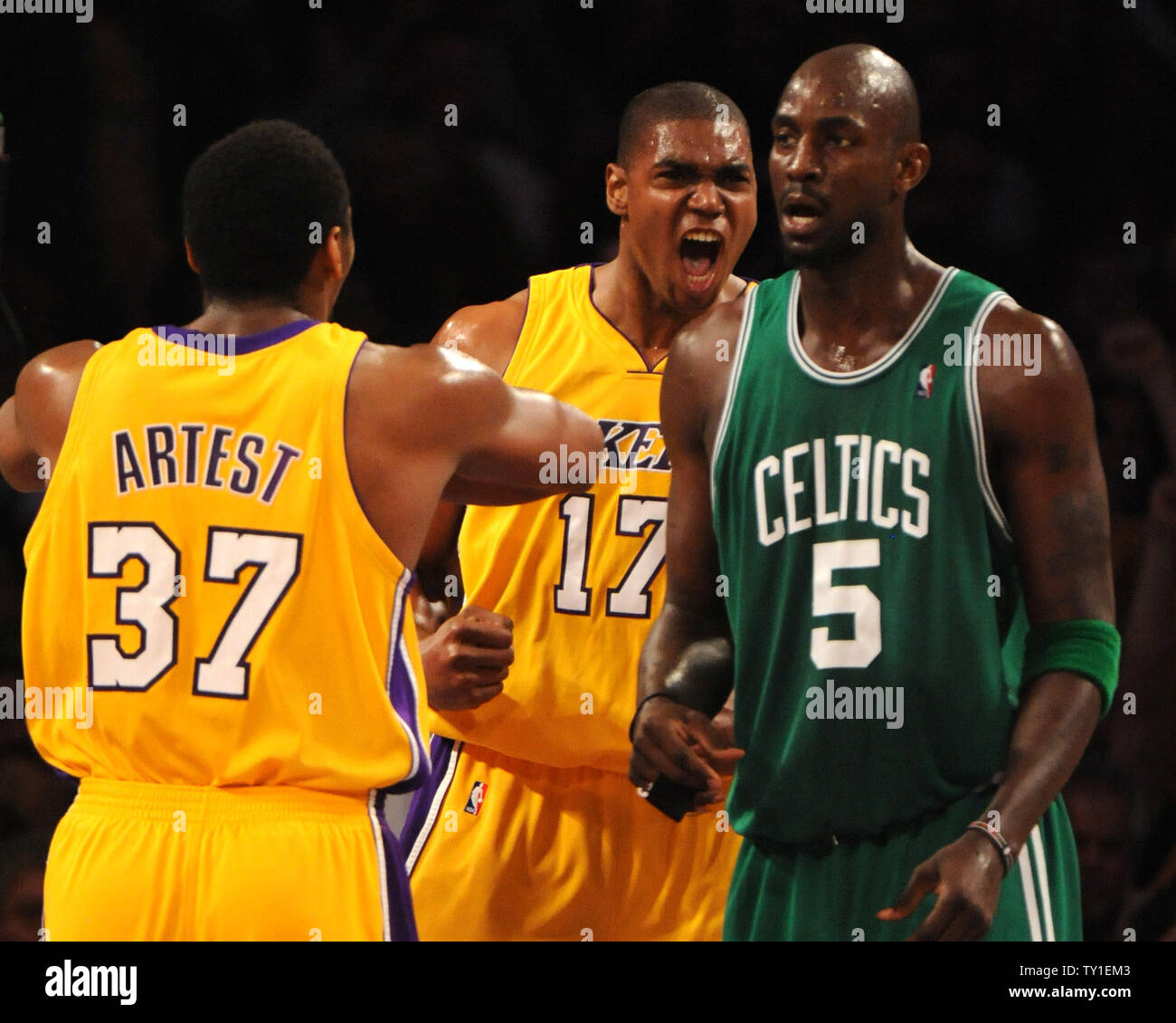 Boston Celtics' Kevin Garnett celebrates during Game 6 of the NBA  basketball finals against the Los Angeles Lakers Tuesday, June 17, 2008, in  Boston. (AP Photo/Winslow Townson Stock Photo - Alamy