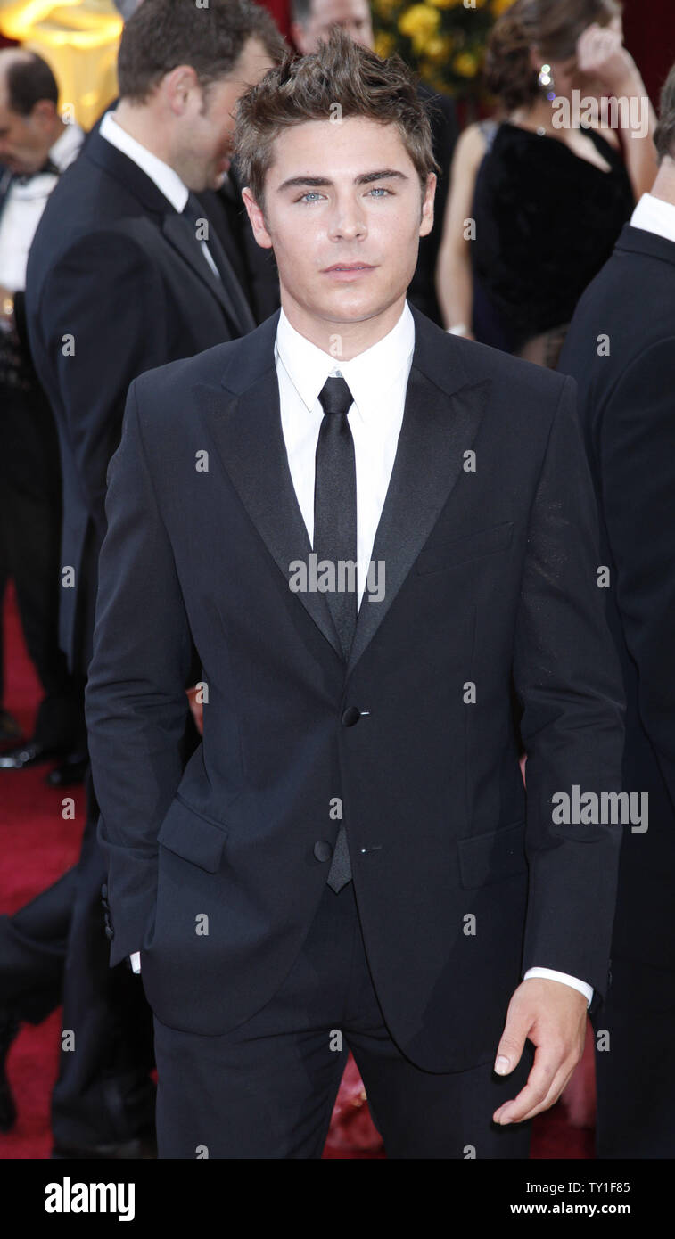 actor-zac-efron-arrives-on-the-red-carpet-at-the-82nd-academy-awards-in