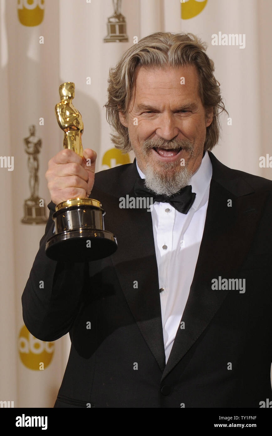 Best Actor Winner Jeff Bridges holds his Oscar for his performance in