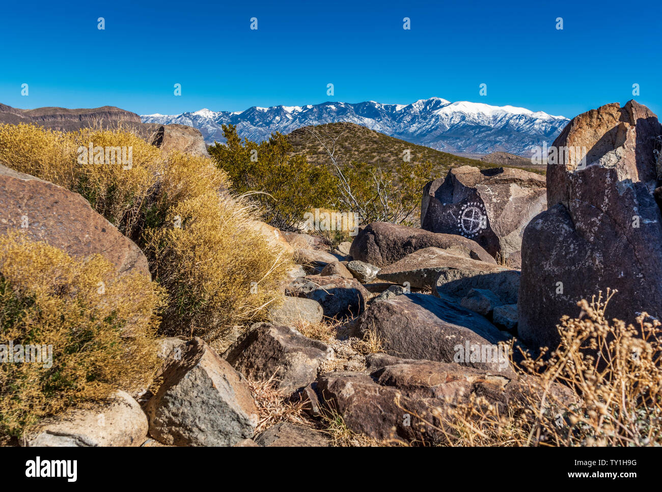 Three Rivers Petroglyph Site between Tularosa and Carrizozo, snowcapped Sierra Blanca towers to the east, Otero County, New Mexico, USA. Stock Photo