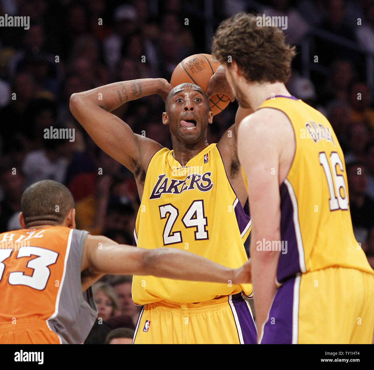 Los Angeles Lakers' Kobe Bryant, center, tries to drive past Phoenix Suns' Raja  Bell, left, and Shawn Marion in the second quarter of a Western Conference  playoff basketball game Tuesday, April 24