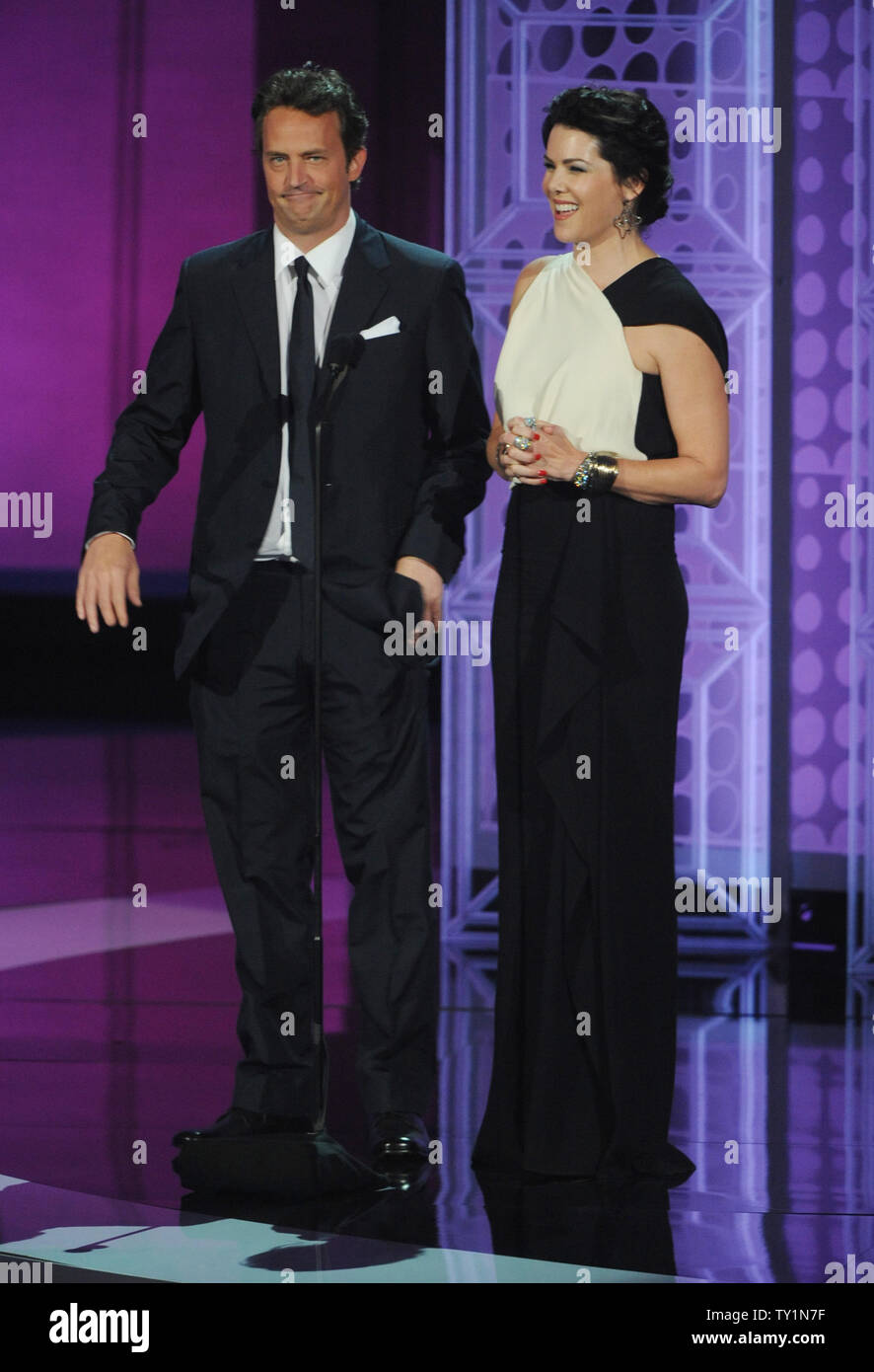 Actors Matthew Perry (L) and Lauren Graham present an award during the 62nd annual Primetime