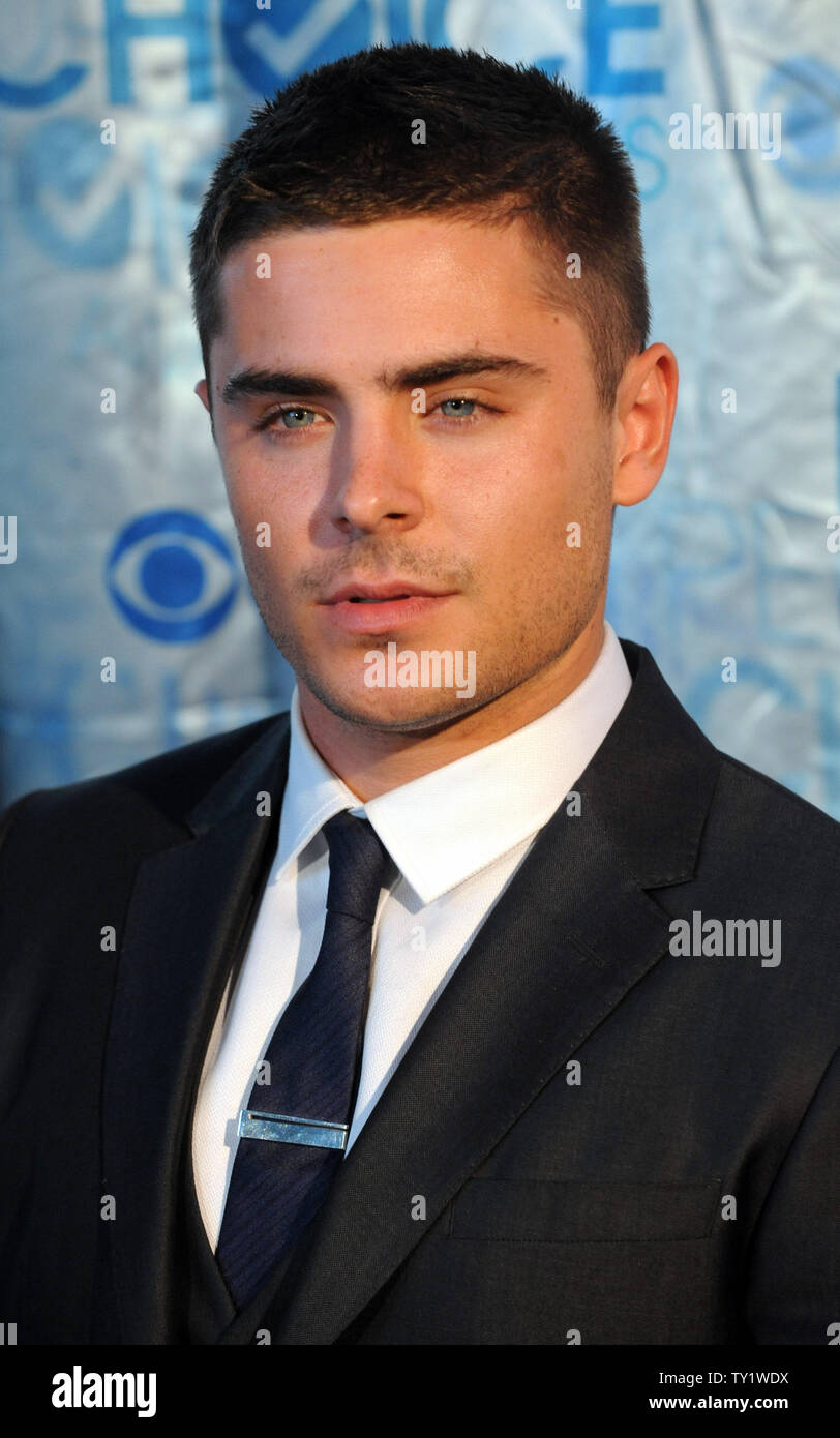 Zach Efron arrives at the People's Choice Awards in Los Angeles on