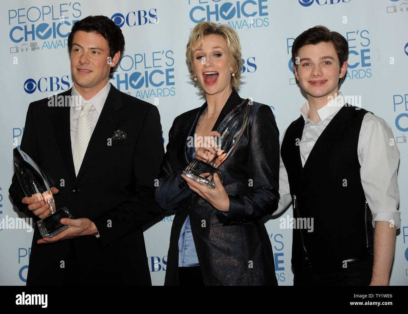 Jane Lynch (C), winner of the favorite comedy series actress award for
