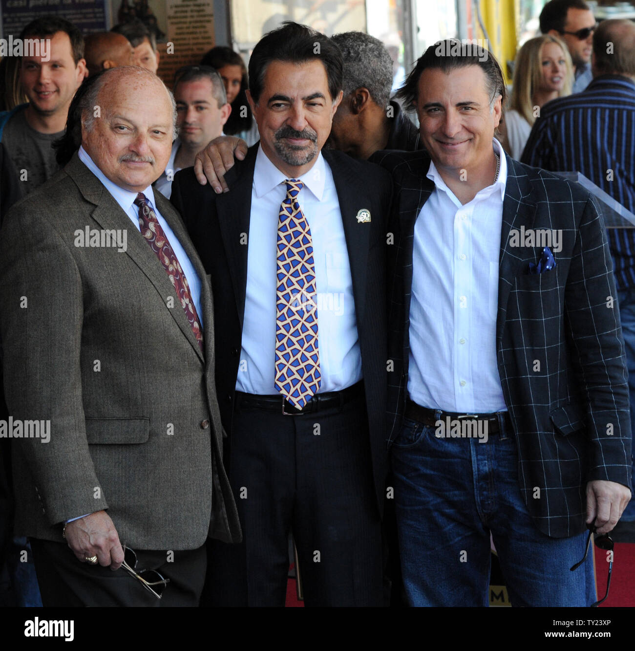 Actor Joe Mantegna (C) poses with actors Dennis Franz (L) and Andy(03)