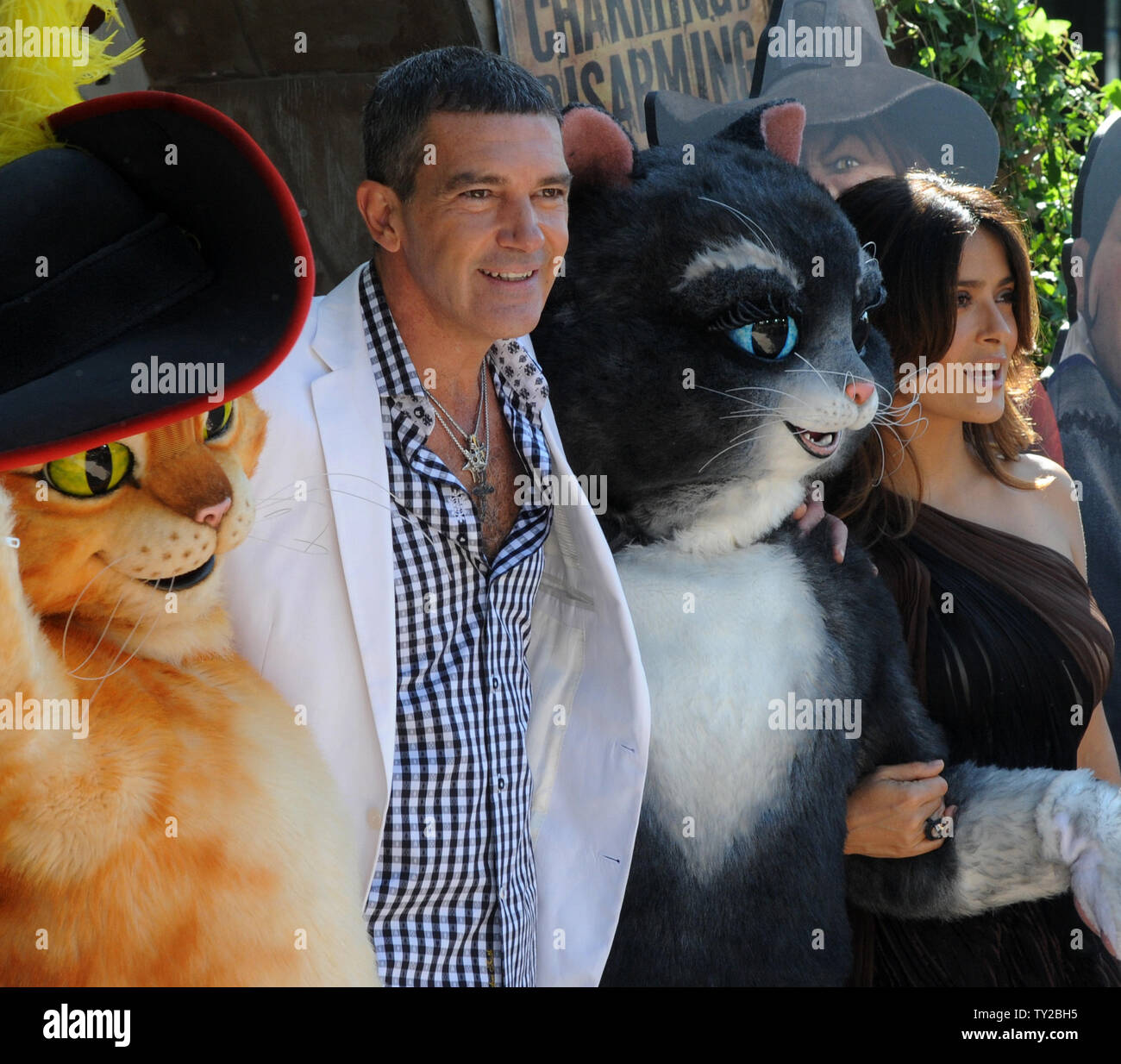 Actors Antonio Banderas (L), the voice of Puss in Boots and Salma Hayek,  the voice Kitty Southpaw in the animated motion picture comedy "Puss In  Boots", arrive for the premiere of the