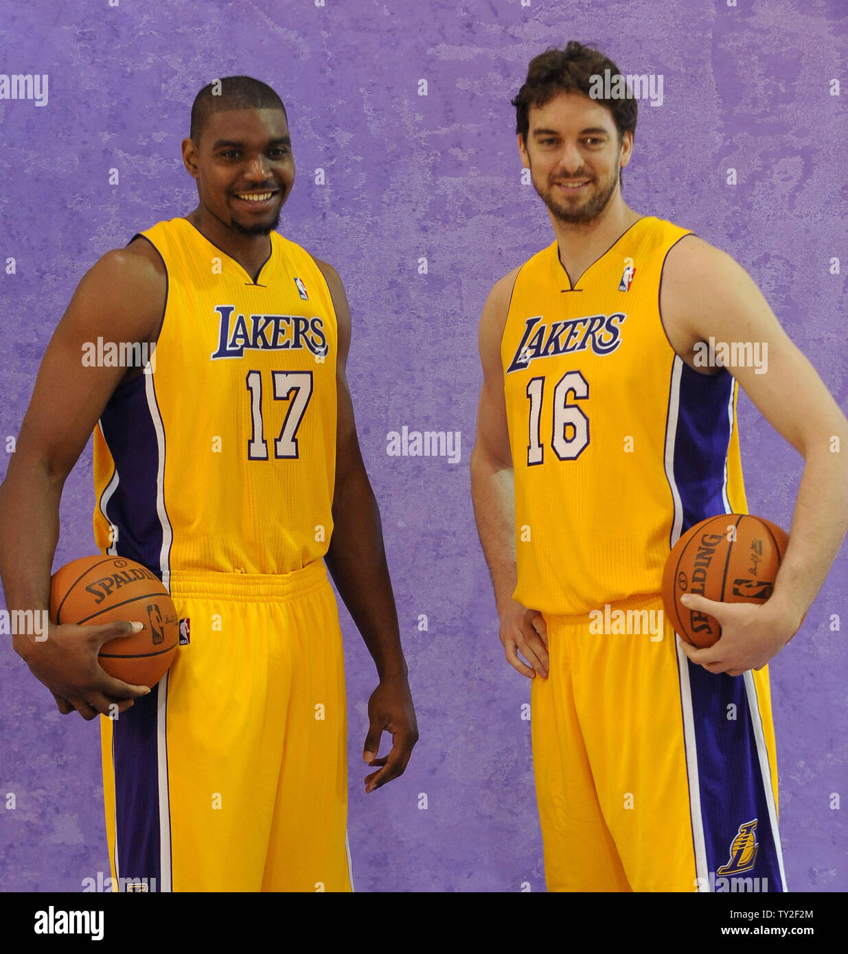 Los Angeles Lakers' Andrew Bynum (L) and Paul Gasol pose during the basketball  team's media day,