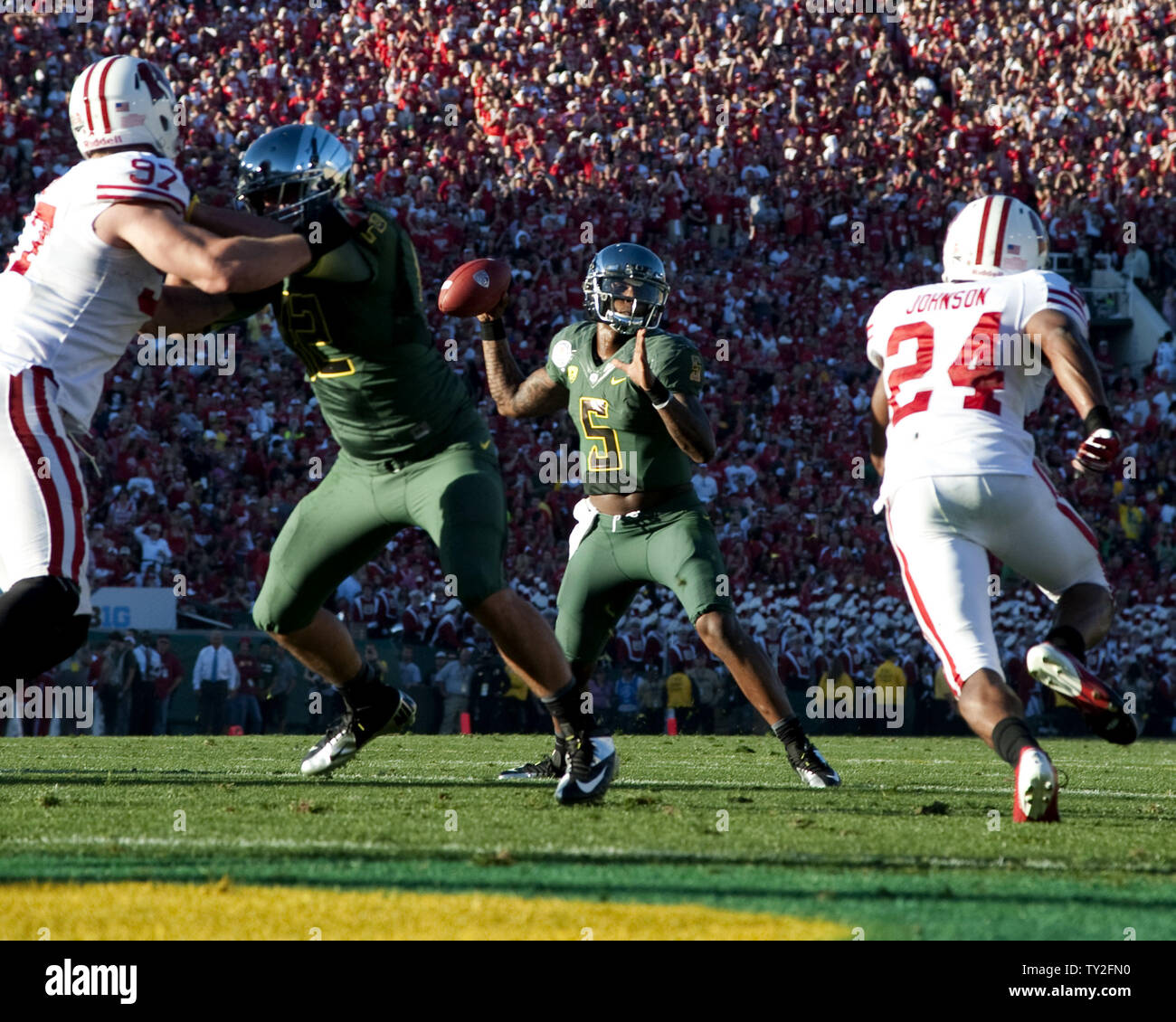 Oregon's Darron Thomas throws a pass during the first half of the BCS  National Championship NCAA college football game Monday, Jan. 10, 2011, in  Glendale, Ariz. (AP Photo/Charlie Riedel Stock Photo - Alamy