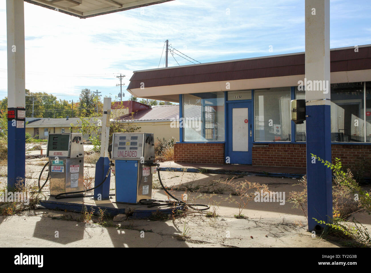 Abandoned gas station in Lebanon, Missouri Stock Photo Alamy