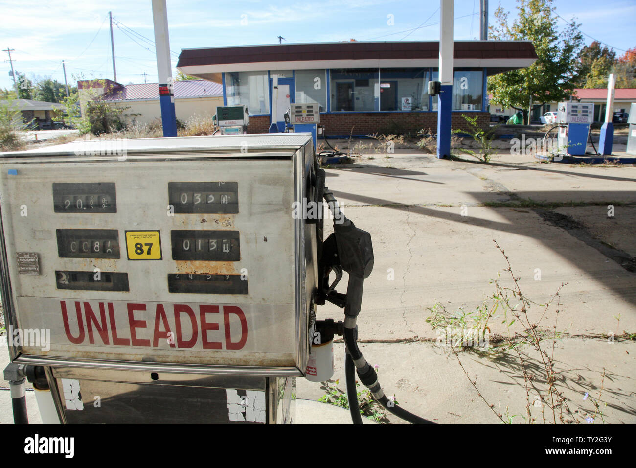 Abandoned gas station in Lebanon, Missouri Stock Photo Alamy