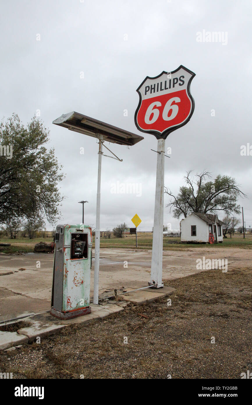 Bent door phillips station historic route 66 hi-res stock photography ...