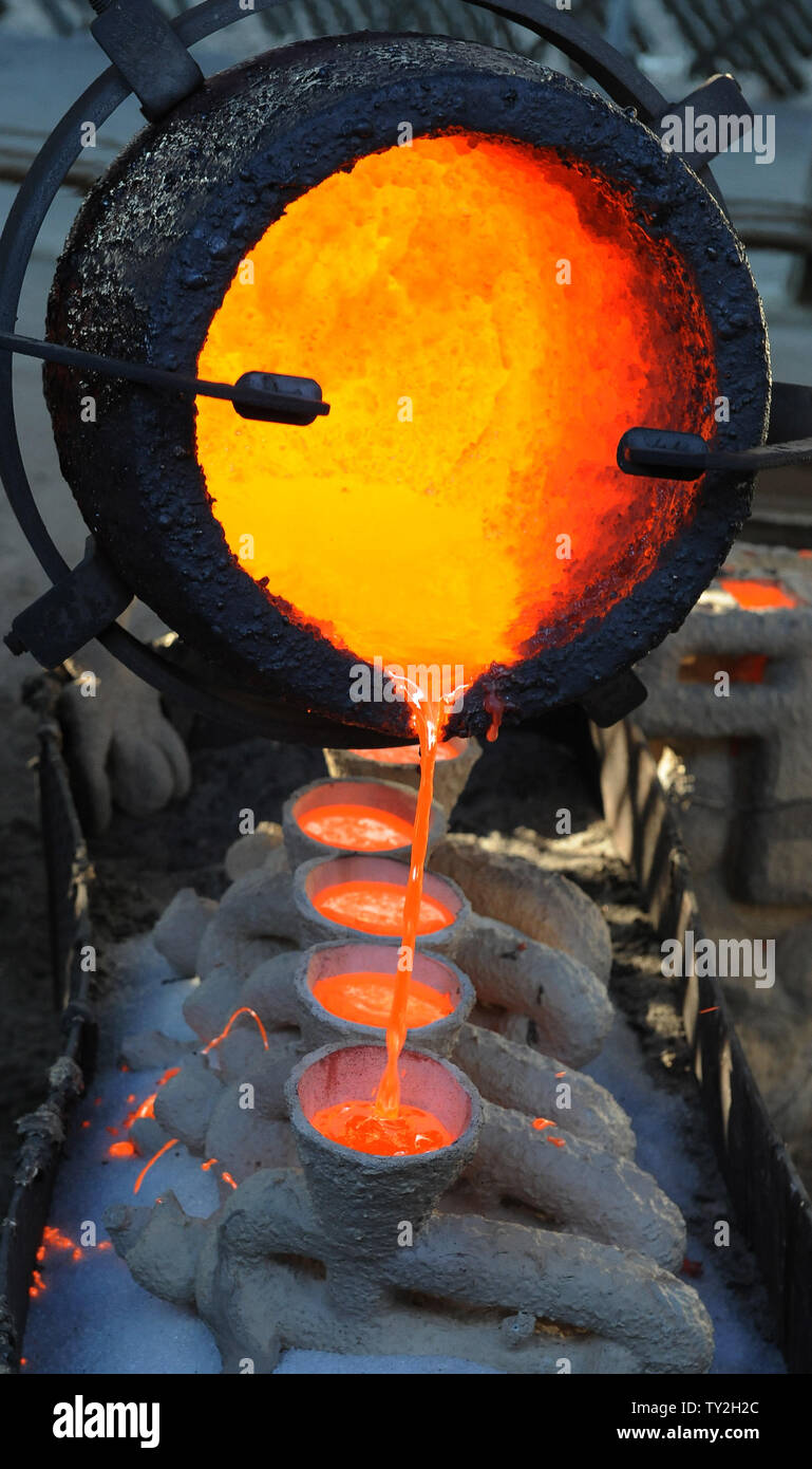 машина для литья алюминия под давлением yyc160b. процесс литья металлов. металлы под давлением. центробежное литье чугуна технология. металлы под давлением.