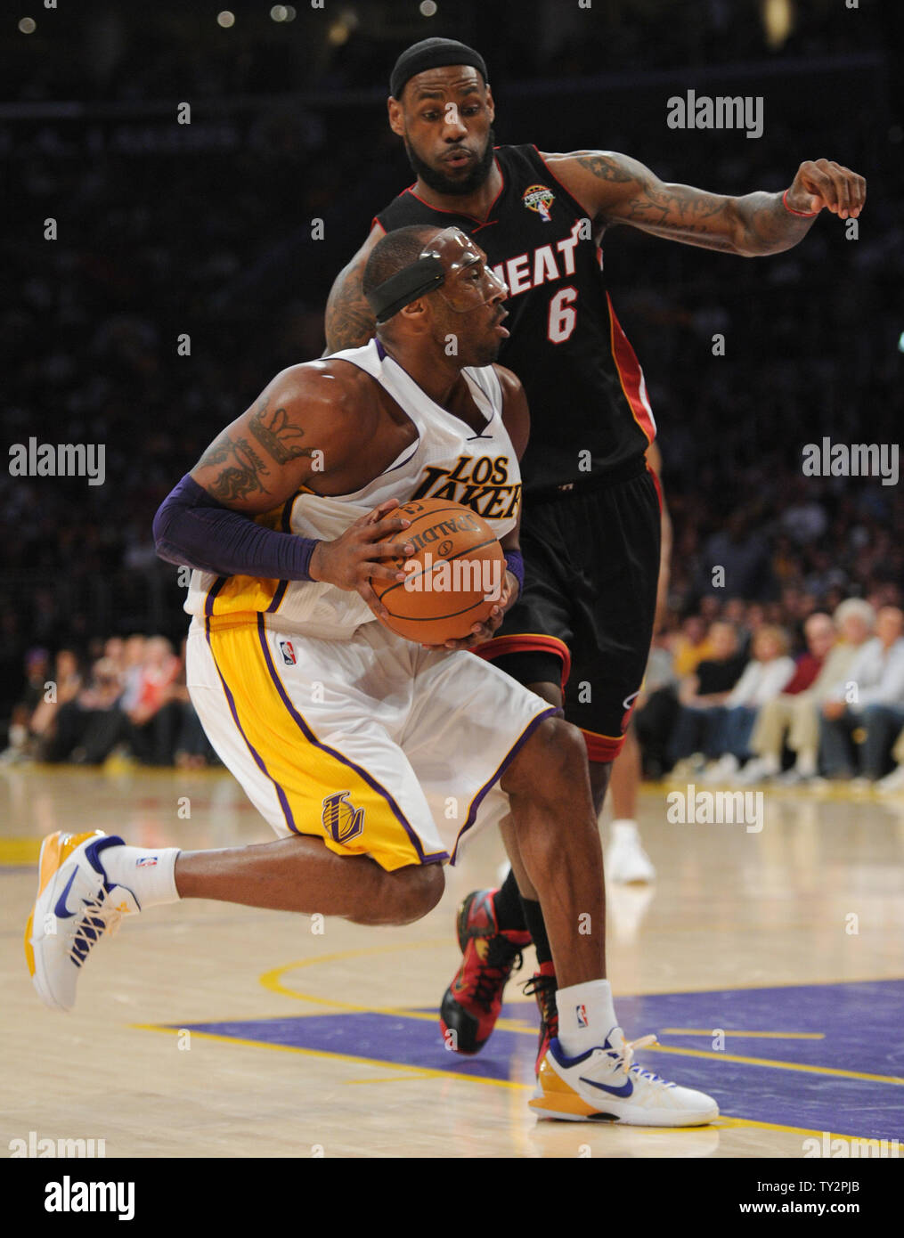 Los Angeles Lakers' Kobe Bryant drives to the basket past New