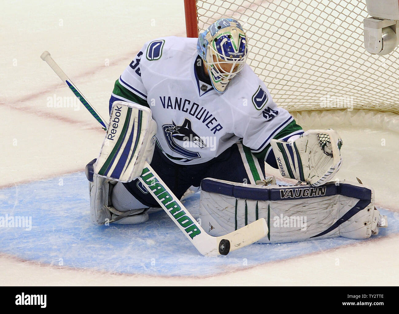 Former Canucks, Devils, Islanders goalie Schneider retires