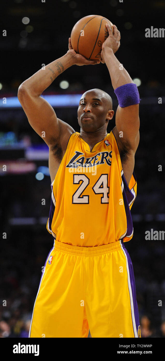 Los Angeles Lakers forward Kobe Bryant (24) shoots a free throw to