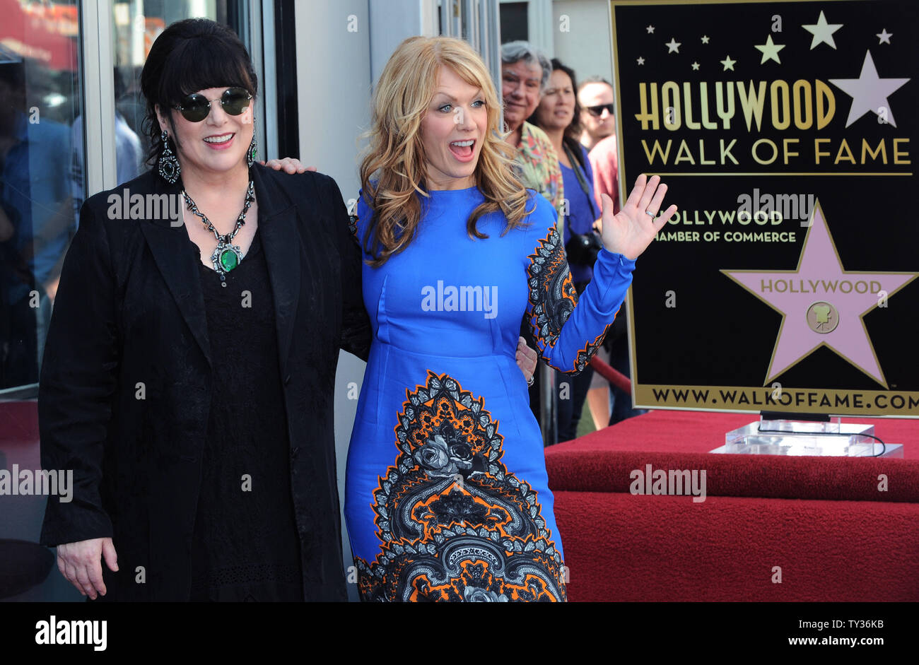 Heart band members Ann Wilson (L) and Nancy Wilson, the singing sisters