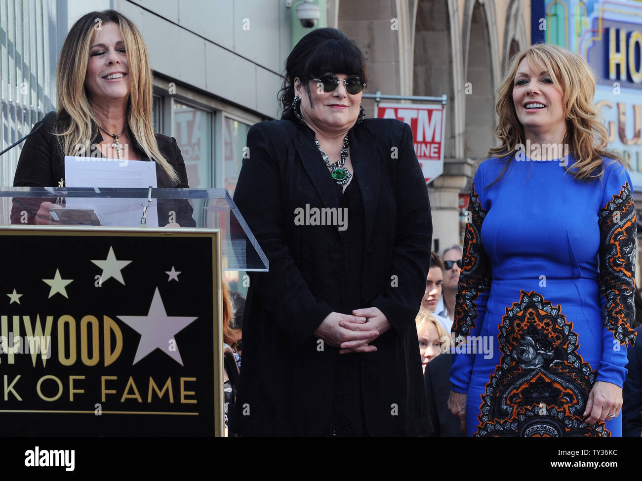 Heart band members Ann Wilson (C) and Nancy Wilson (R), the singing