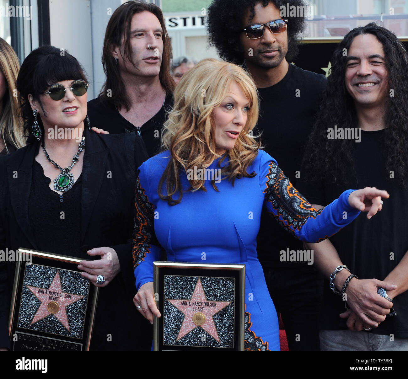 Heart band members Ann Wilson (L) and Nancy Wilson, the singing sisters