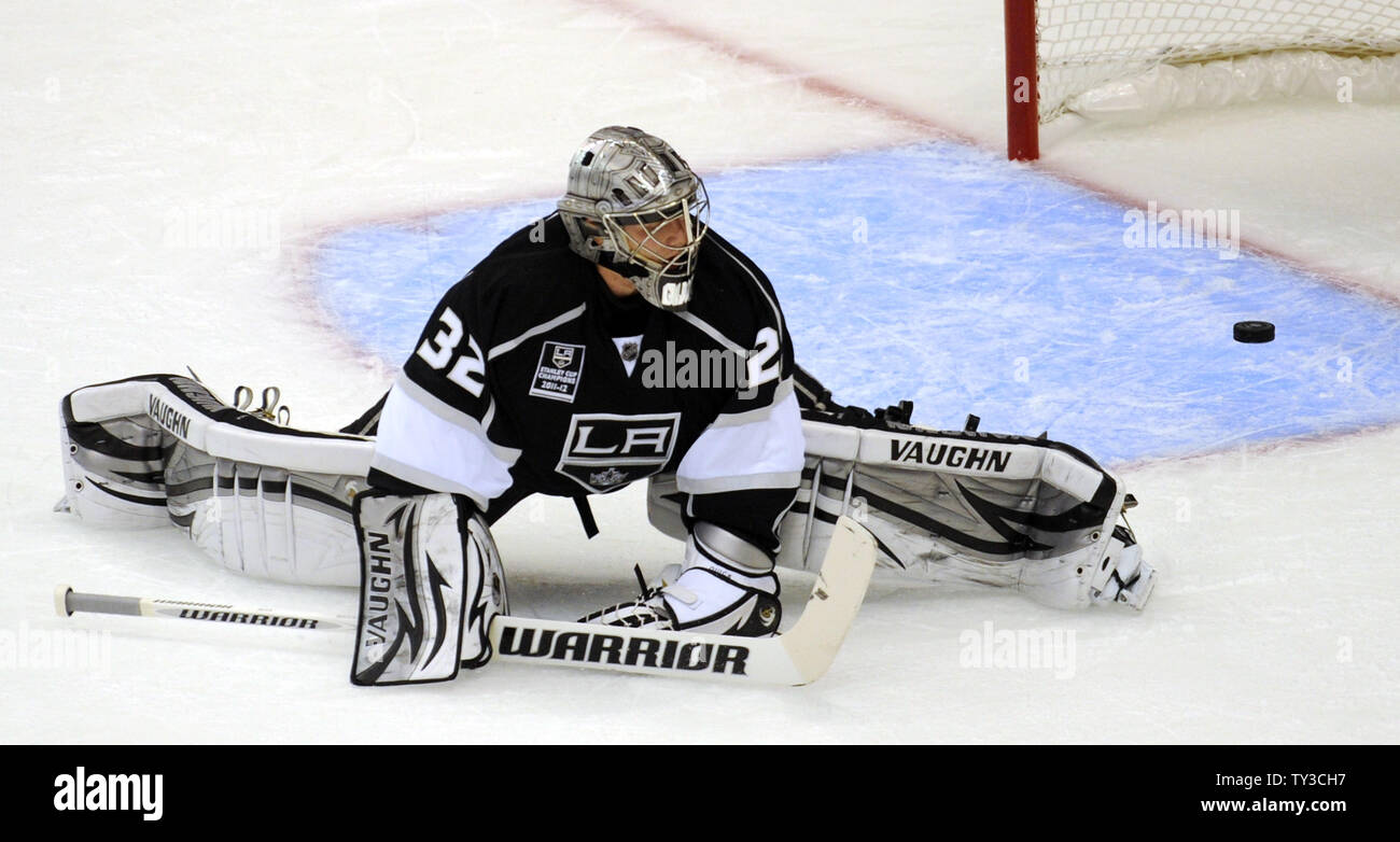 DETROIT, MI - JANUARY 18: Jonathan Quick #32 of the Los Angeles