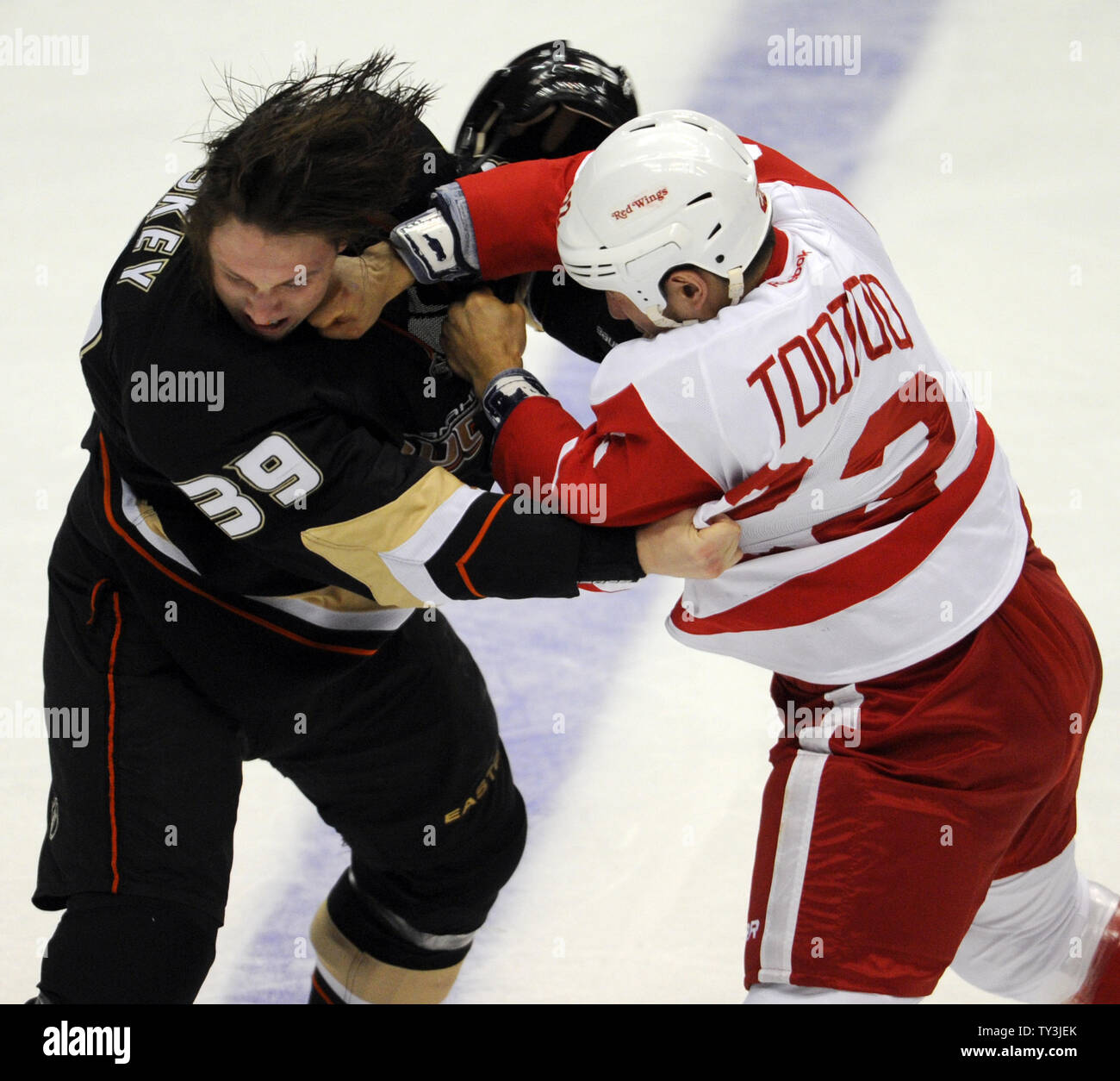 Red Wings' Jordin Tootoo fires up fans, teammates by scrapping, hitting and  agitating 