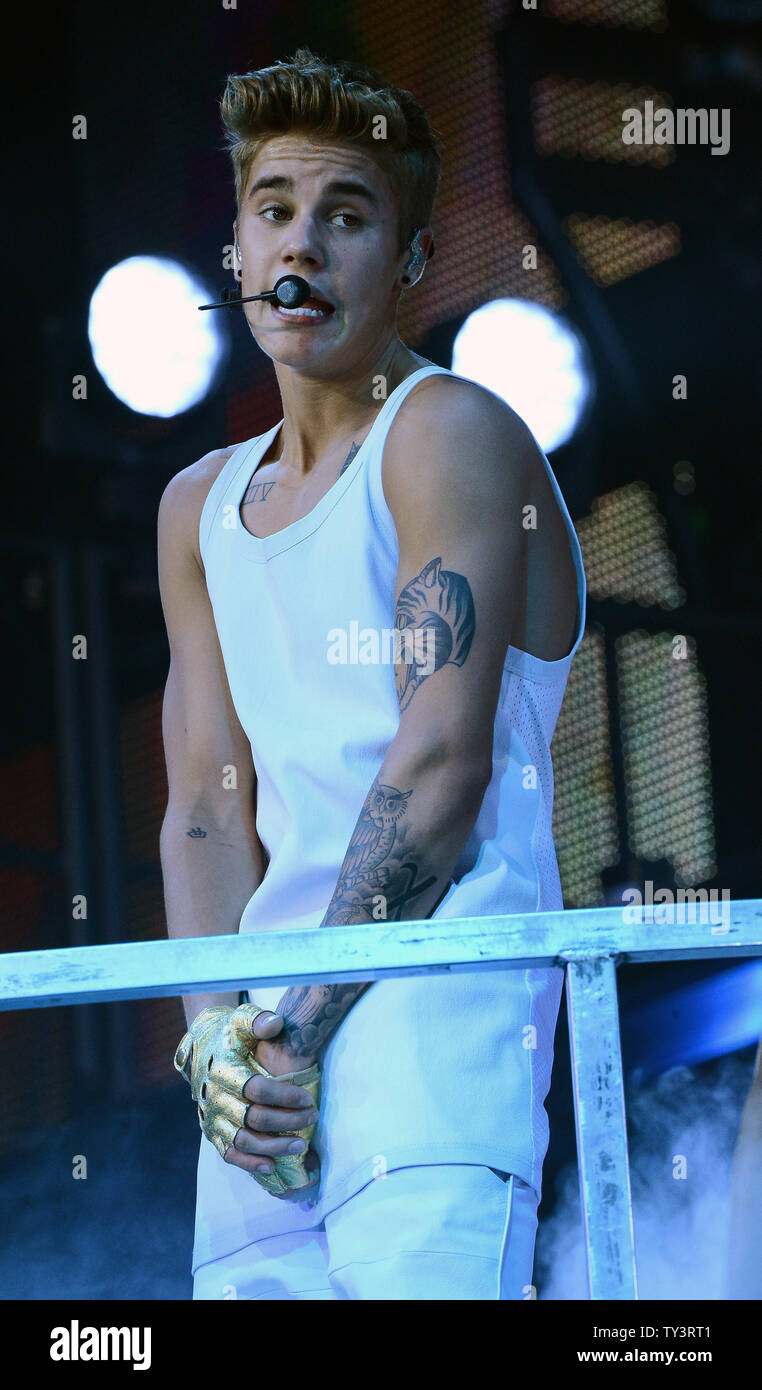 justin-bieber-touching-his-private-part