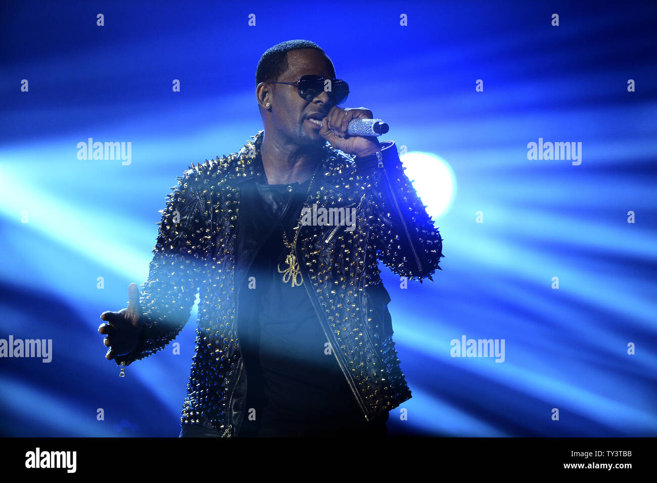 Singer R. Kelly performs on stage during BET Awards 13, at the Nokia