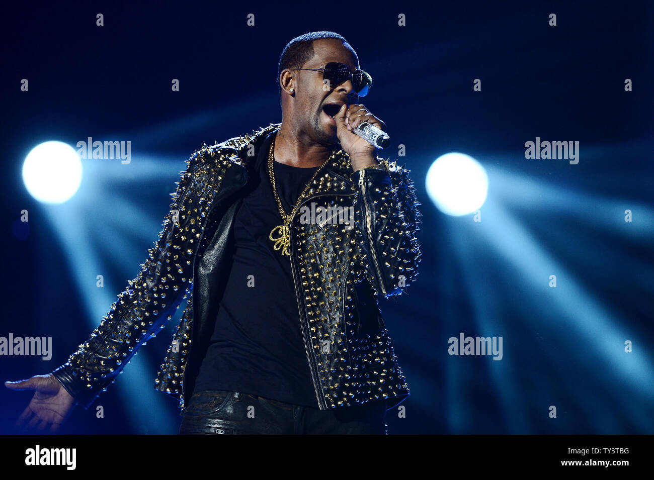 Singer R. Kelly performs on stage during BET Awards 13, at the Nokia