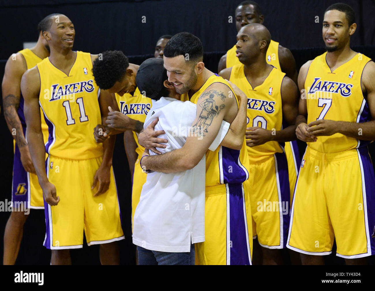 enseñar Temprano tifón Los Angeles Lakers' Jordan Farmar (1) embraces the Lakers' videographer as  the team gathers to participate in the basketball team's media day at the  Lakers training facility in El Segundo, California on