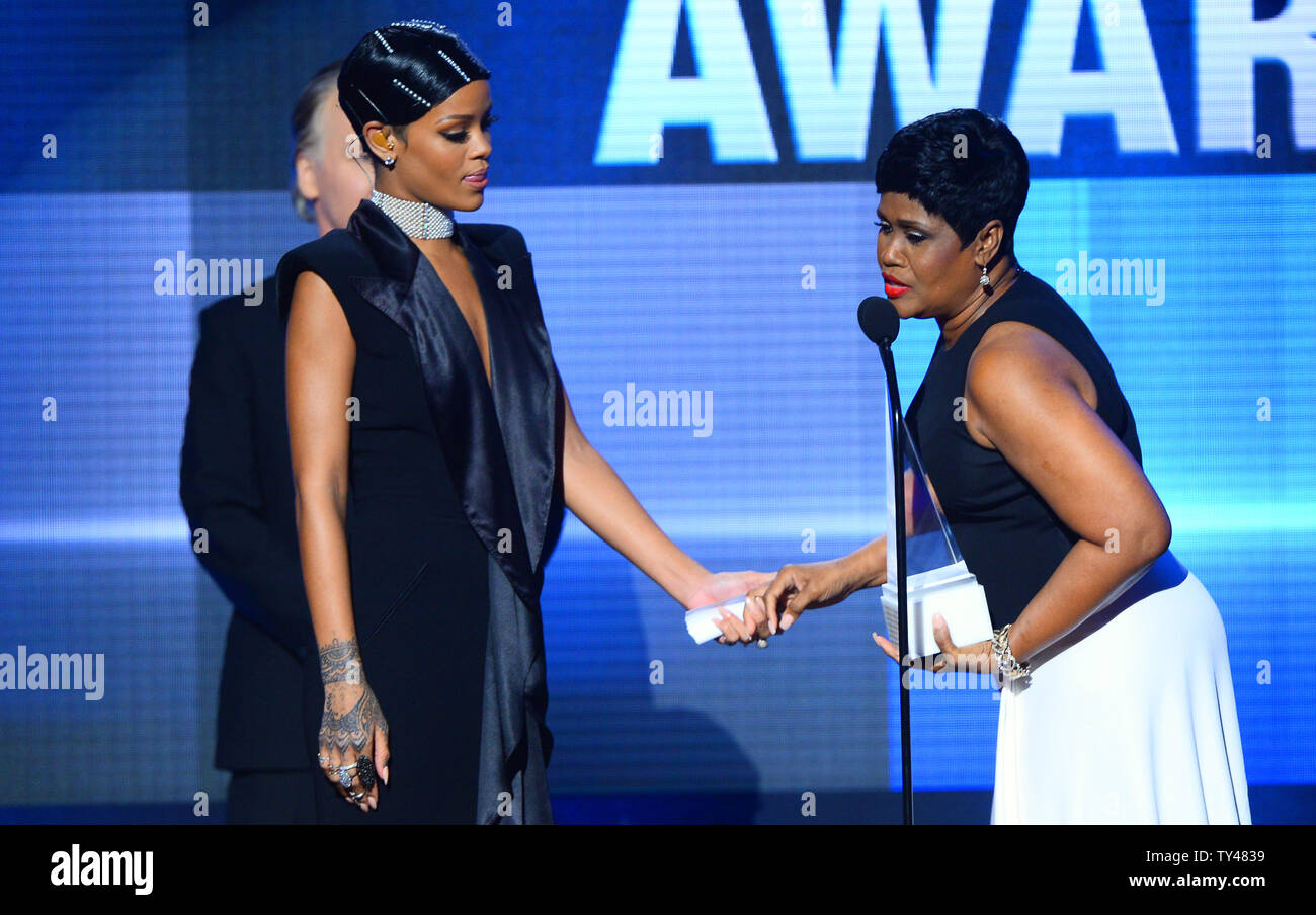 Rihanna (C) accepts first AMA Icon award from Bill Maher and mother ...