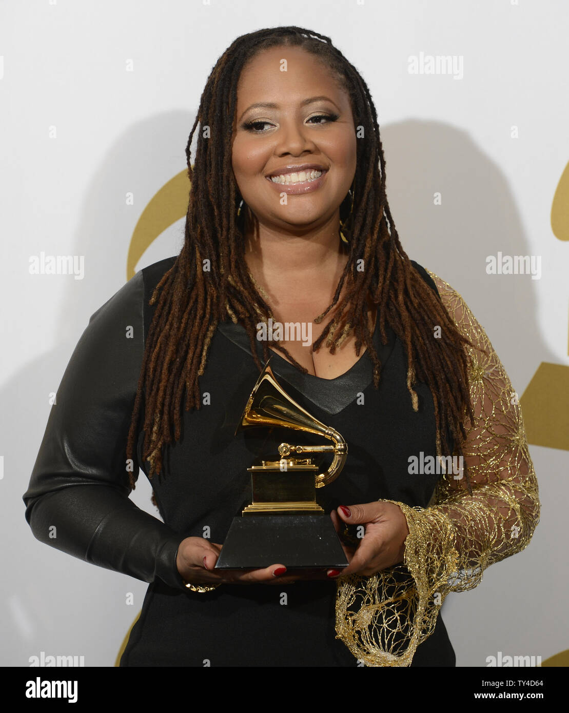 Lalah Hathaway Holds Her Grammy Award For Best R&B Performance At The ...