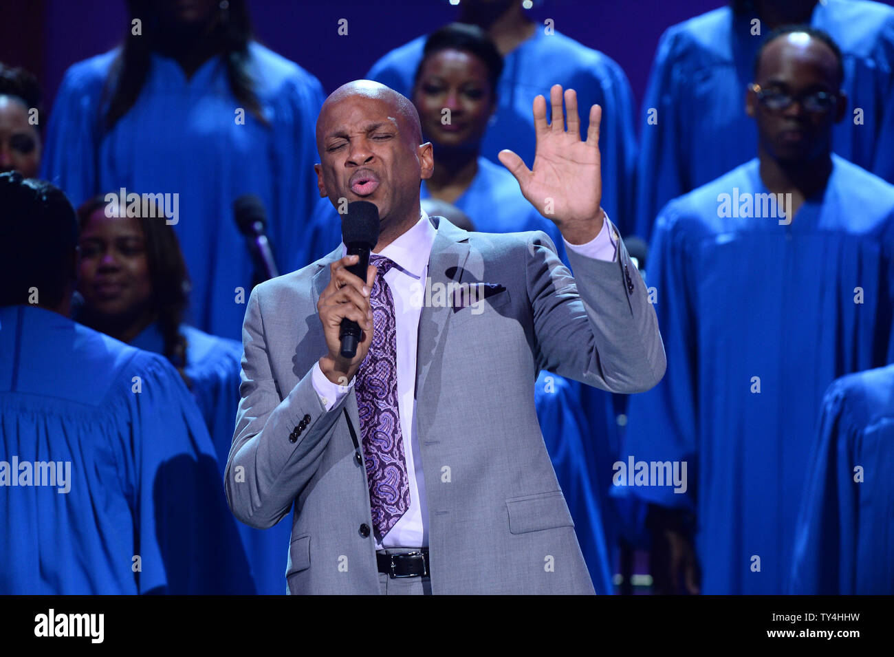 singer-donnie-mcclurkin-performs-onstage-during-bet-s-13th-annual