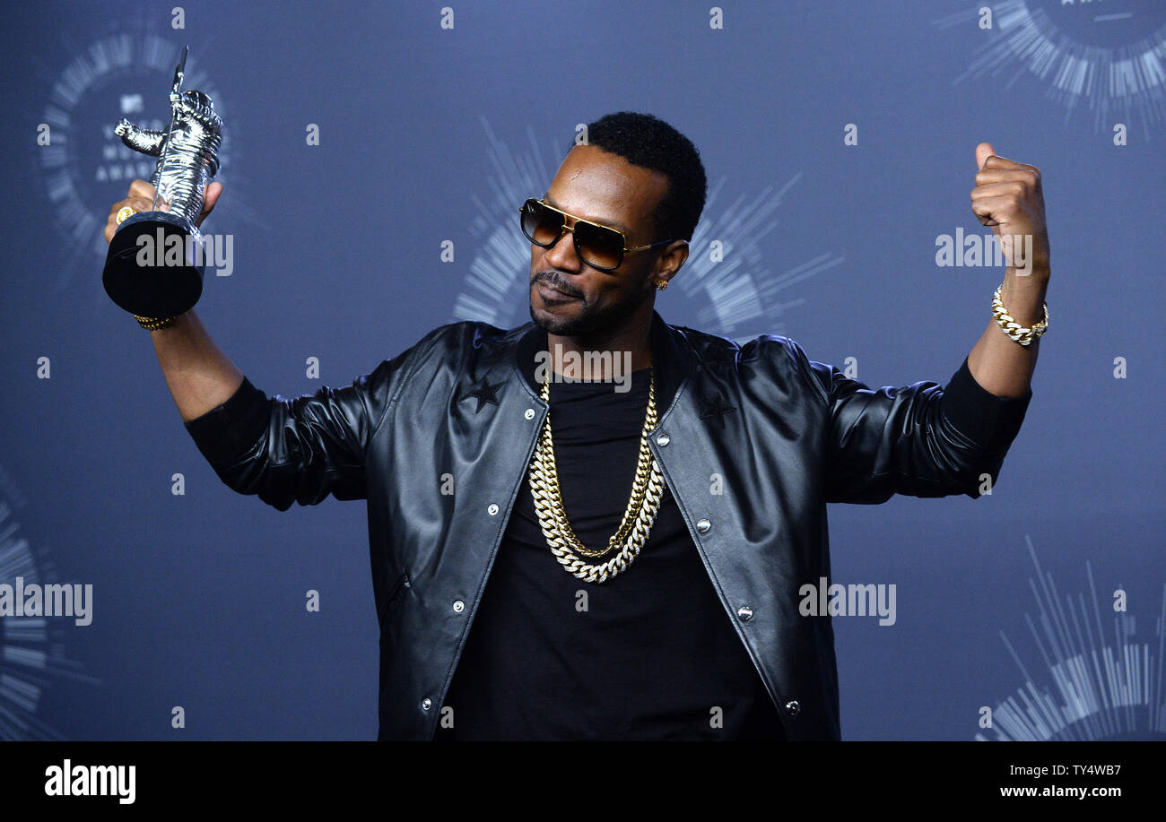Juicy J poses with his award backstage at the 2014 MTV Video Music