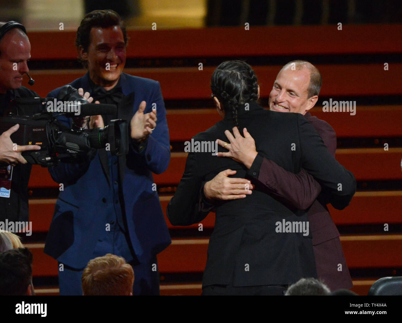 Woody Harrelson congratulates Cary Fukunaga as he gets ready to go