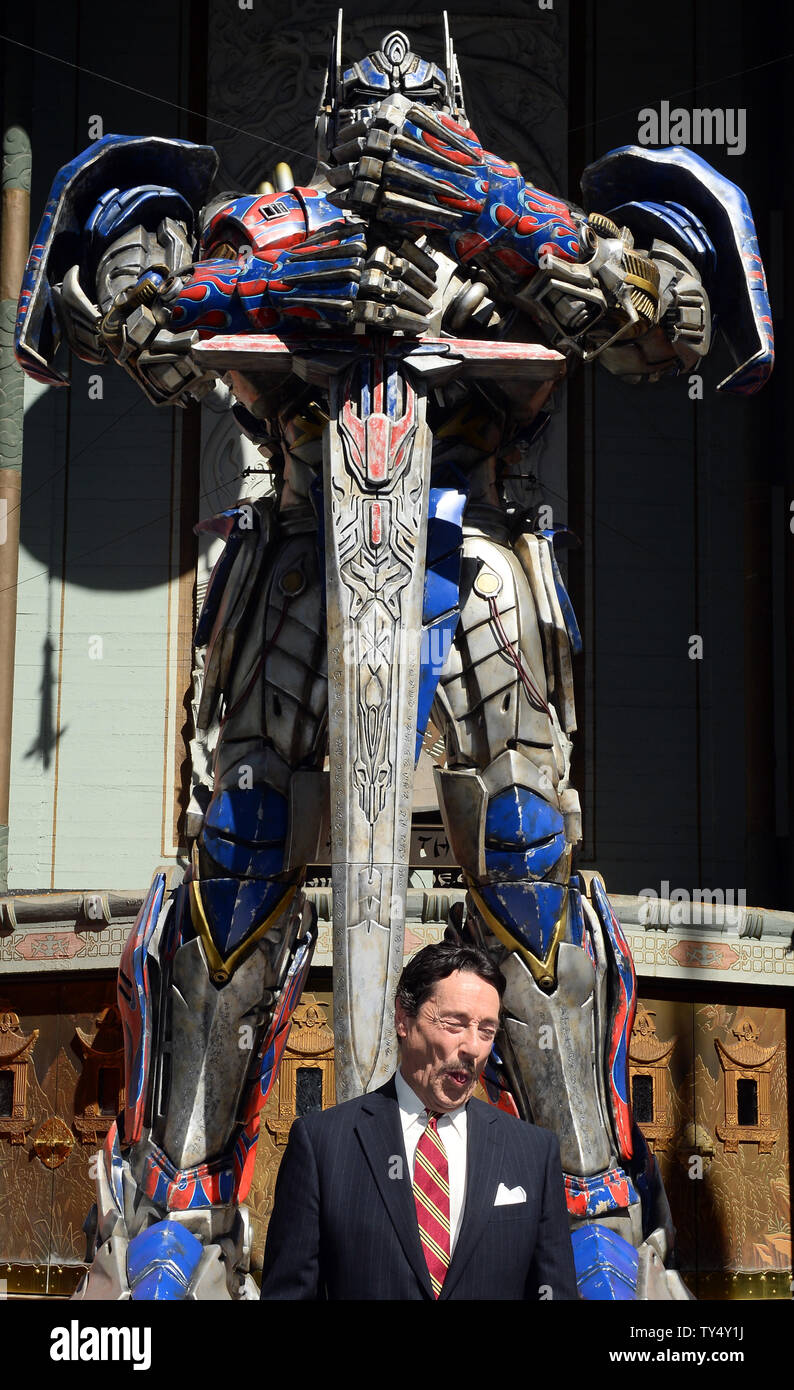 who voiced optimus prime