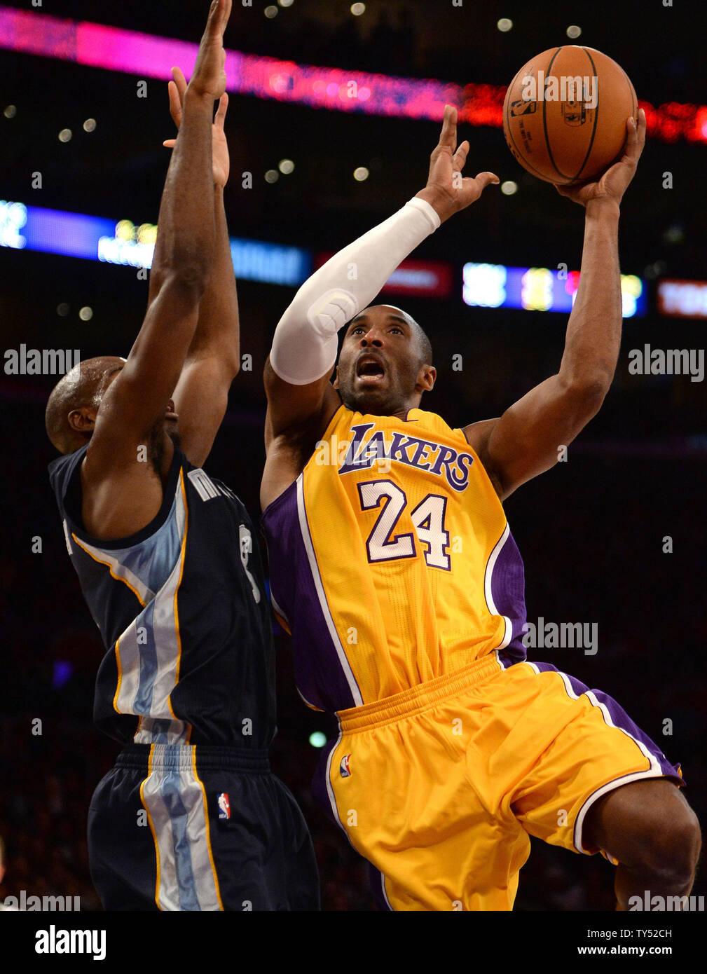 Los angeles lakers kobe slam hi-res stock photography and images - Alamy