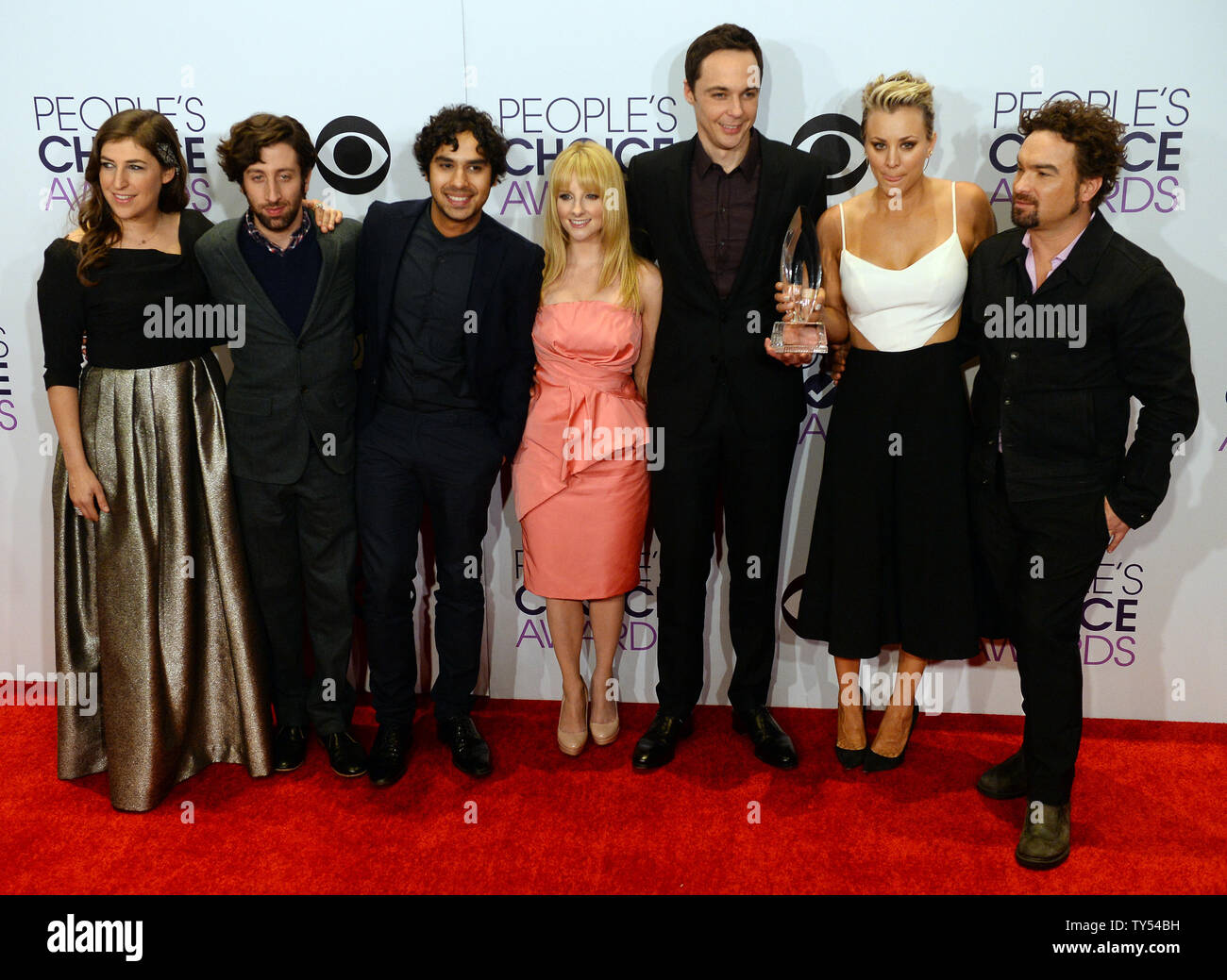 Cast members in the television comedy series "The Big Bang Theory" Mayim  Bialik, Simon Helberg, Kunal Nayyar, Melissa Rauch, Jim Parsons, Kaley  Cuoco-Sweeting and Johnny Galecki (l-R) appear backstage with the award