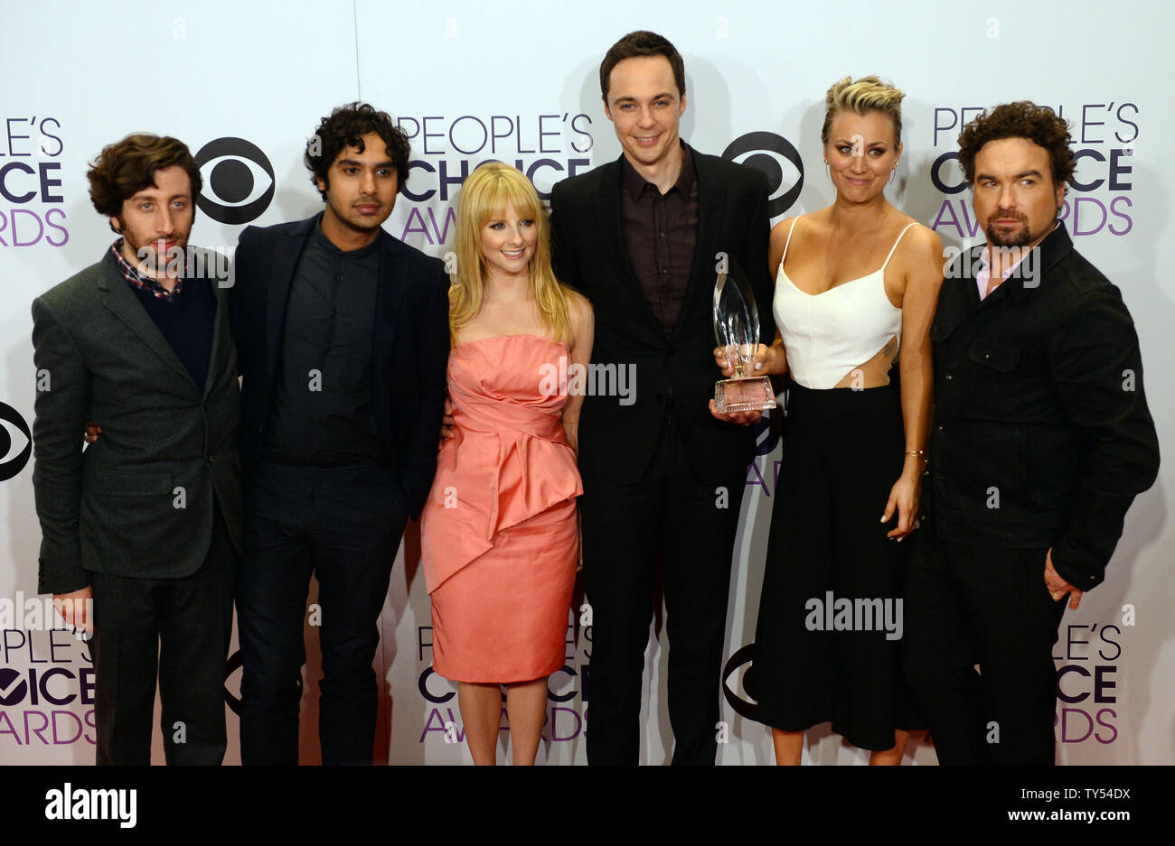 Cast members in the television comedy series "The Big Bang Theory" Simon  Helberg, Kunal Nayyar, Melissa Rauch, Jim Parsons, Kaley Cuoco-Sweeting and  Johnny Galecki (l-R) appear backstage with the award for favorite