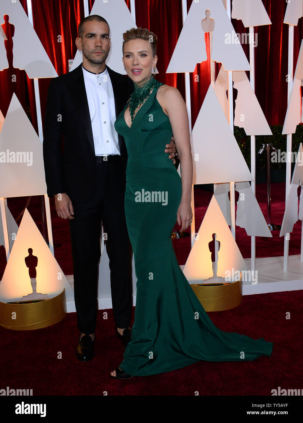 Scarlett Johansson And Husband Romain Dauriac Arrive At The 87th Academy Awards At The Hollywood Highland Center In Los Angeles On February 22 2015 Photo By Jim Ruymen Upi Stock Photo Alamy
