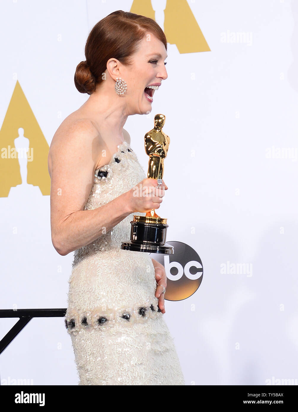 julianne-moore-winner-of-best-actress-for-role-in-still-alice-poses
