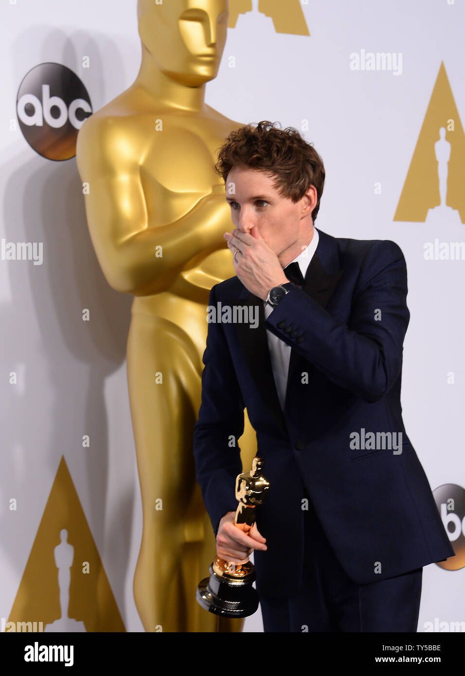 Eddie Redmayne Winner Of Best Actor For Role In The Theory Of Everything Poses Backstage With 2969