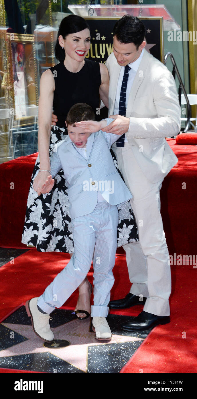 Julianna margulies and her husband keith lieberthal and son walk hires(07)