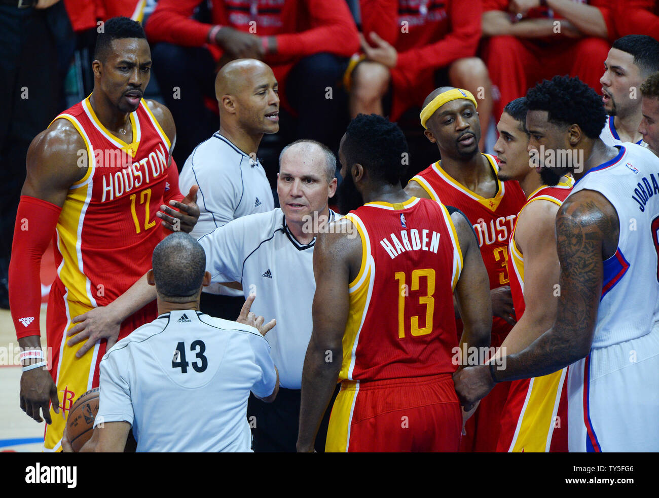 Acusador compromiso trabajador Houston Rockets' center Dwight Howard (L) and Los Angeles Clippers' center DeAndre  Jordan (R) are separated during the fourth quarter before Howard is ejected  for picking up his second technical foul for