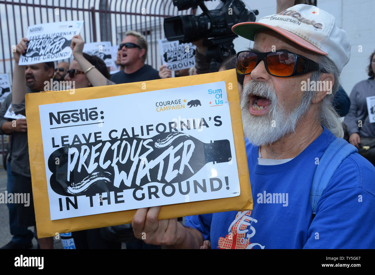 https://c8.alamy.com/comp/TY5G67/protesters-rally-outside-a-nestle-water-bottling-plant-in-los-angeles-on-may-20-2015-demanding-that-the-company-halt-its-operations-in-response-to-the-states-drought-an-investigation-by-the-desert-sun-found-that-nestle-waters-north-americas-permit-to-transport-water-across-the-san-bernardino-national-forest-expired-in-1988-the-water-is-piped-across-the-national-forest-and-loaded-on-trucks-to-a-plant-where-it-is-bottled-as-arrowhead-100-percent-mountain-spring-water-photo-by-jim-ruymenupi-TY5G67.jpg