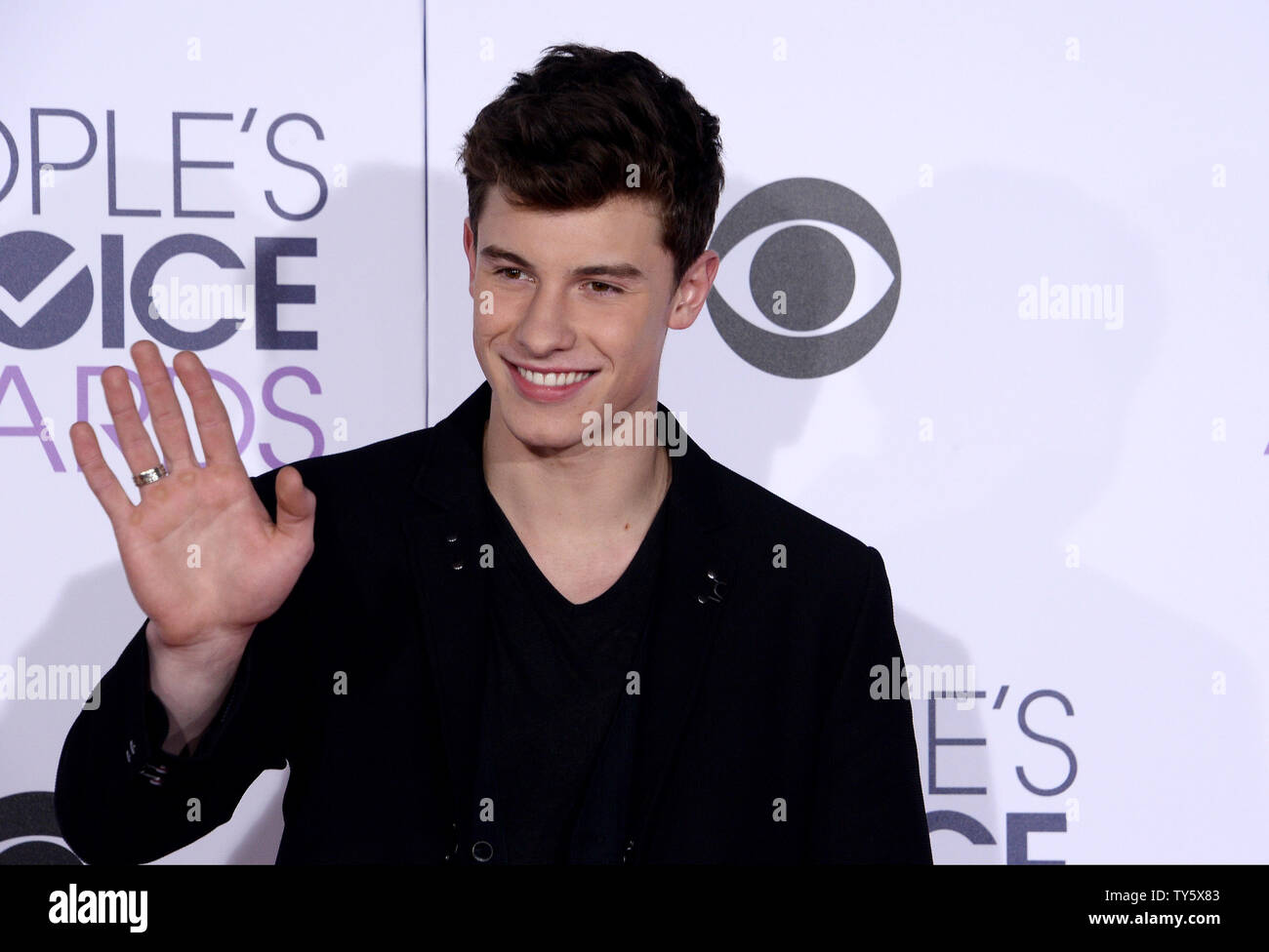 personality Shawn Mendes arrives for the 42nd annual People's